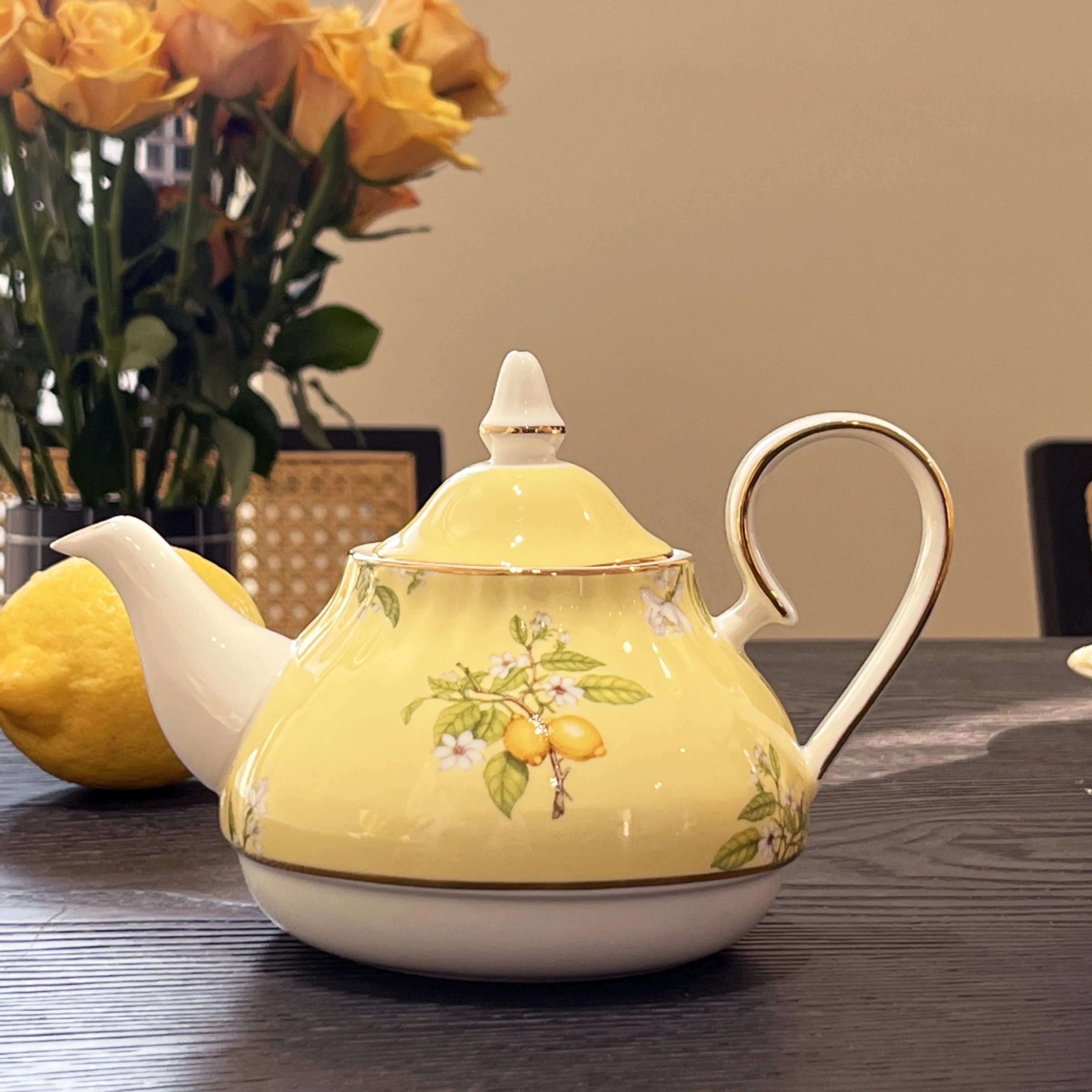 European Luxury Lemon Pattern and Gold Border Tea Pot and Cup Set Afternoon Tea Business Gifts New Bone Tea Set for One Set