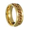 Anillo de oro con cadena de oro.