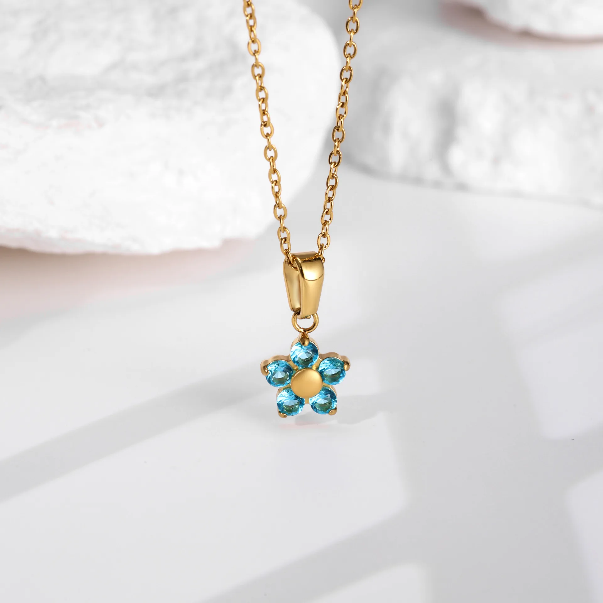 Elegant Zircon Flower Pendant Necklace