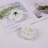 Una sola flor blanca