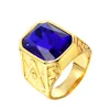 Diamante azul profundo, tesoro dorado.