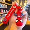 Increíble parada de manos del hombre araña