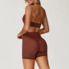 Set corto in vita a doppia linea marrone con reggiseno all'americana