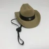 Chapeau kaki, ceinture étoile à cinq branches, mentonnière