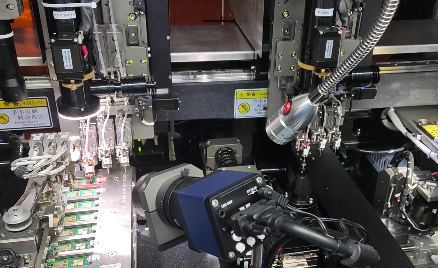 Fully automatic multi-chip die bonder for memory chip packaging