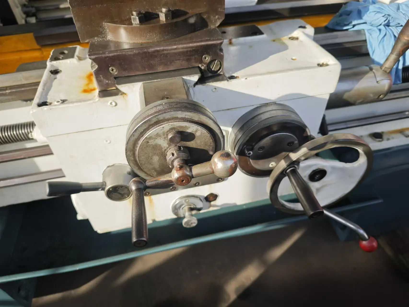 Second-hand Guangzhou Machine Tool 1m Manual Gap Bed Lathe in Good Condition