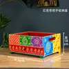 Caja de almacenamiento roja con asa.