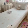Cane mela timido con copriletto