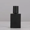 Botella de perfume negro con tapa de madera negra