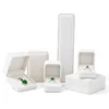 Caja de anillo blanca