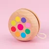 Puntos de color madera natural.