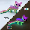 Viene con luz UV de 12 cm de largo que brilla en colores.