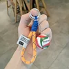 Voleibol rojo, blanco y azul con malla amarilla.