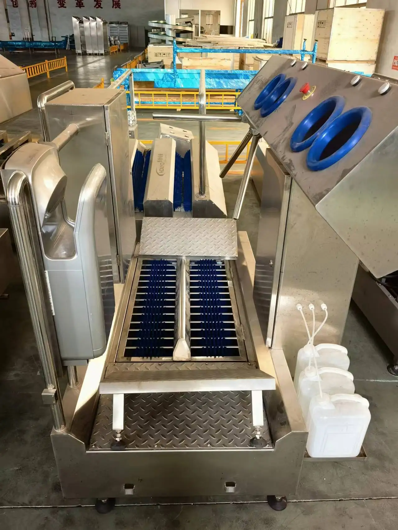 Automatic hygienic boot cleaning machine for food processing lines and slaughterhouses