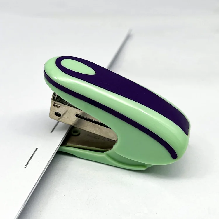 Оптовая продажа стационарный Маленький милый бумажный степлер с цветным логотипом на заказ мини офисный