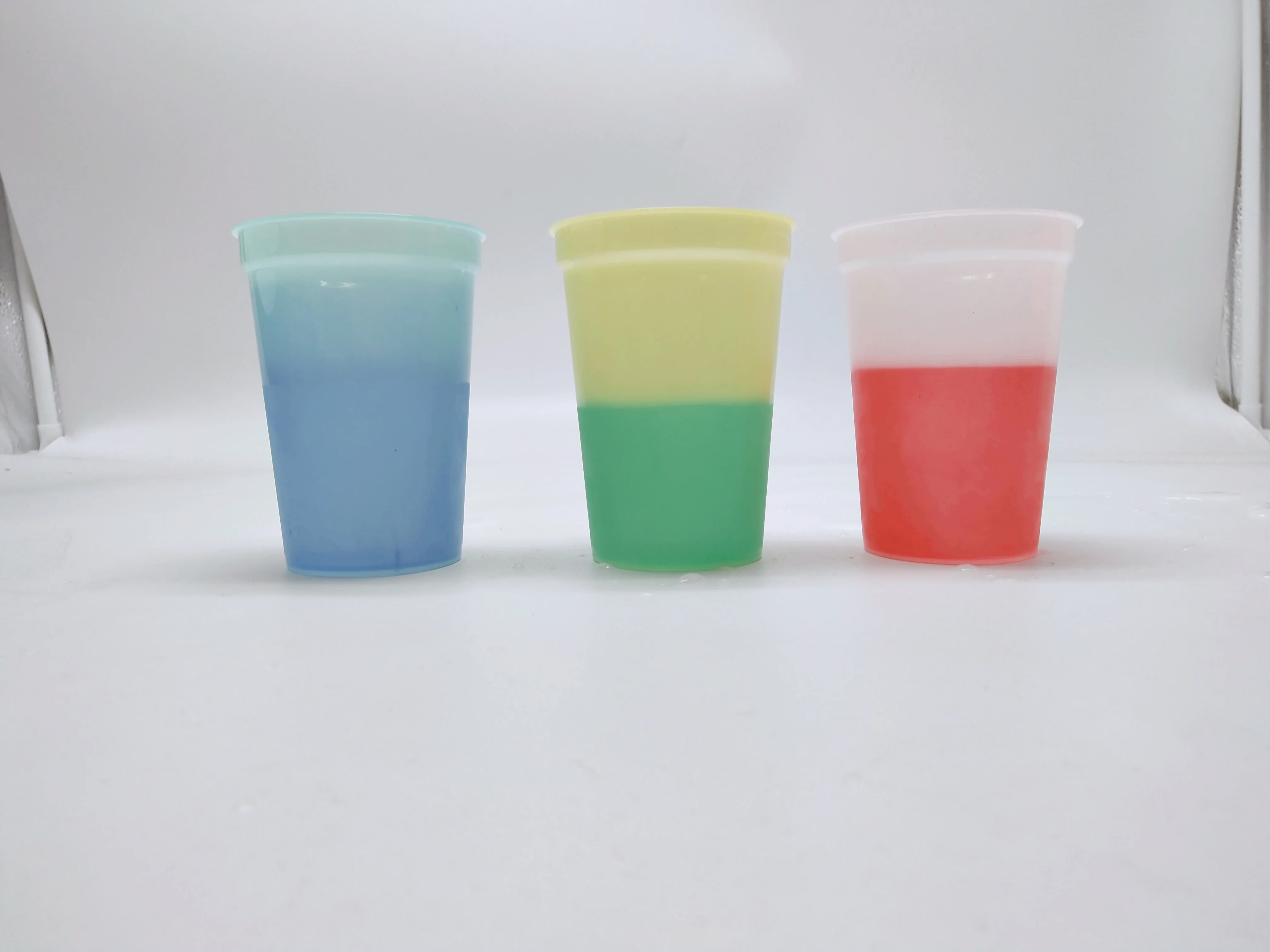 
Многоразовая пластиковая чашка для напитков с крышкой, меняющая цвет, 24 унции 