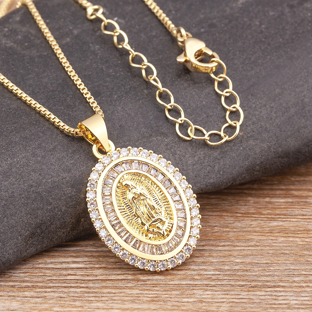 QIKU Religious Virgin Mary Crystal Pendant Pray Necklace Copper Cubic Zircon Pave Jewelr aperçu 5
