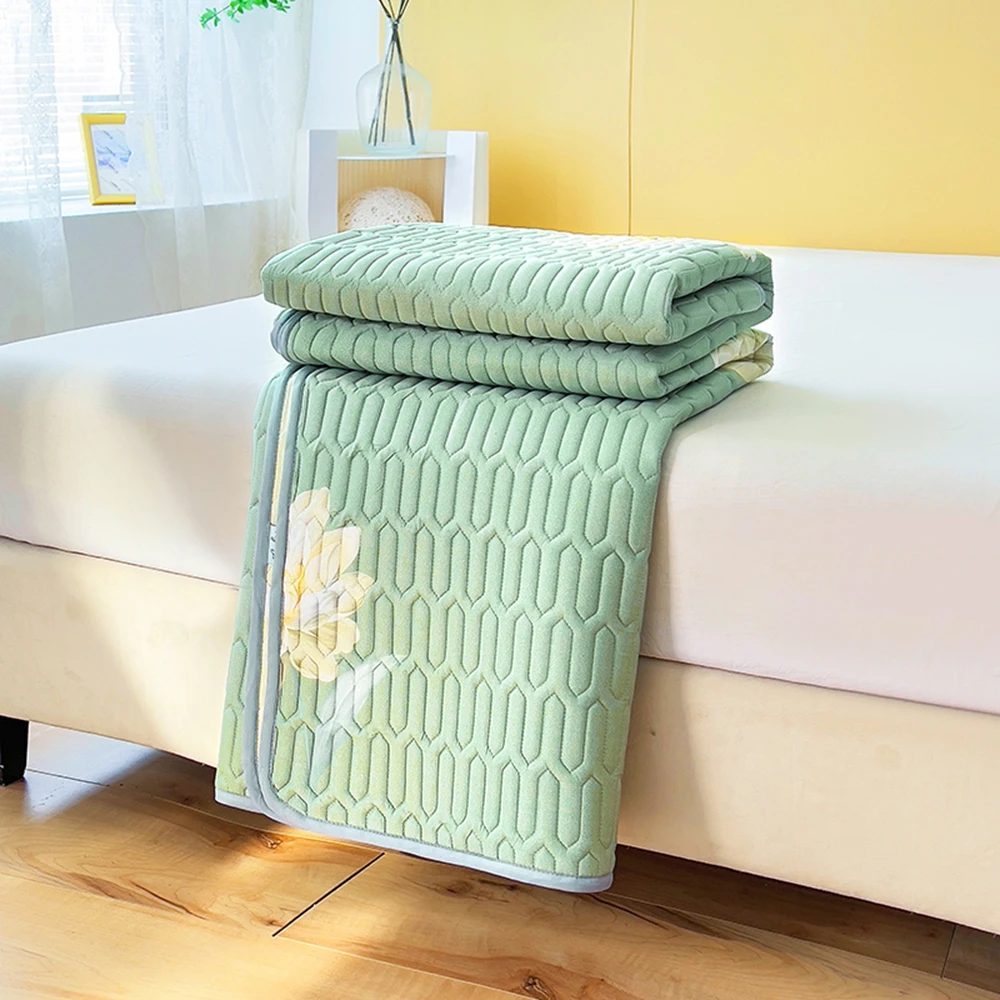 Chinese Cooling Bed Mat Floral Pattern 3-Piece Set with Flat Bed Sheets for Home Hotel Bedroom Use Stitching Technics