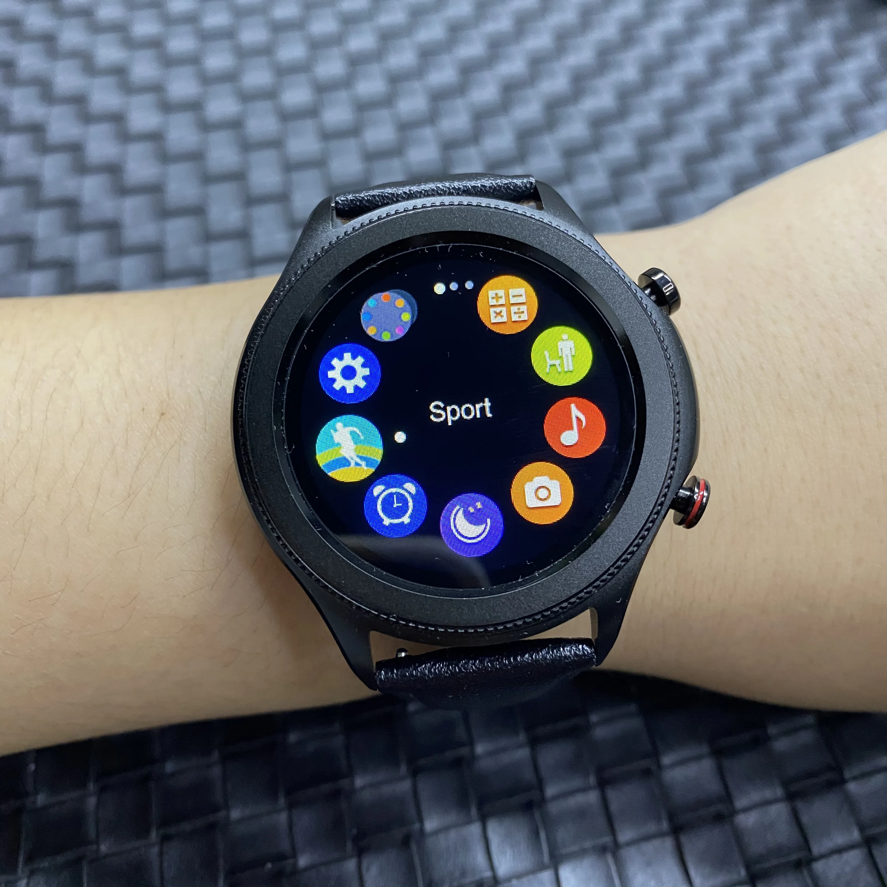 coolest smartwatch series watch 4 with wireless charging music