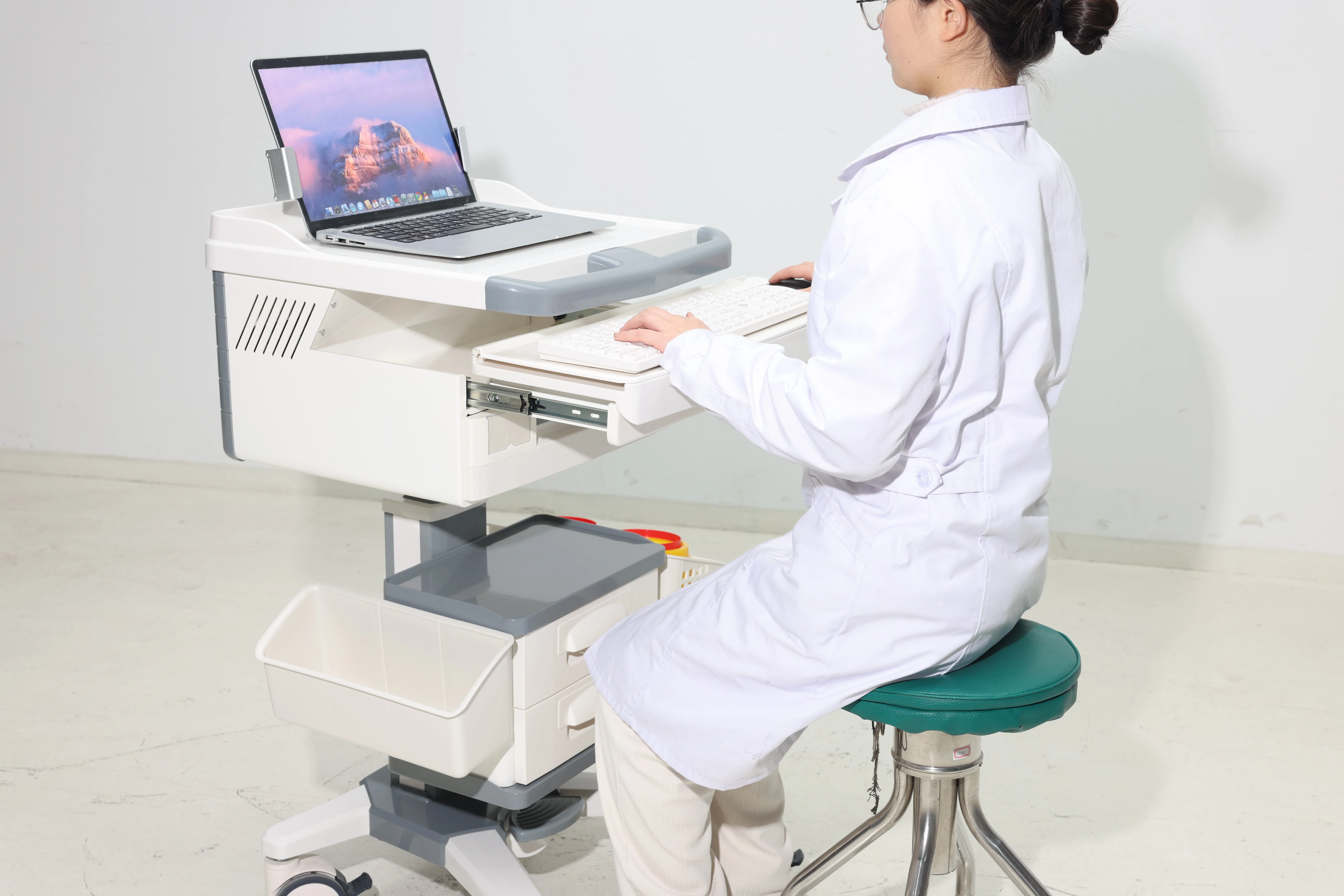 Modern ABS Height-Adjustable Medical Computer Cart with Keyboard Tray Storage Drawers for Hospital Hotel Dining Nursing Stations 3