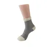 Gris con bloques de color y cordones.