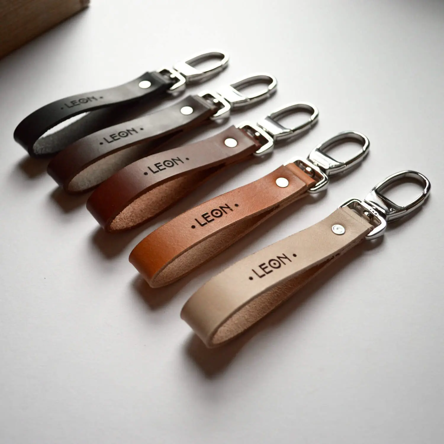 卸売車ブランドキーホルダーロゴカスタムレザーキーリングドライバー付き Buy 車キーホルダーカスタム 車キーホルダーロゴ 革キーリング Product On Alibaba Com