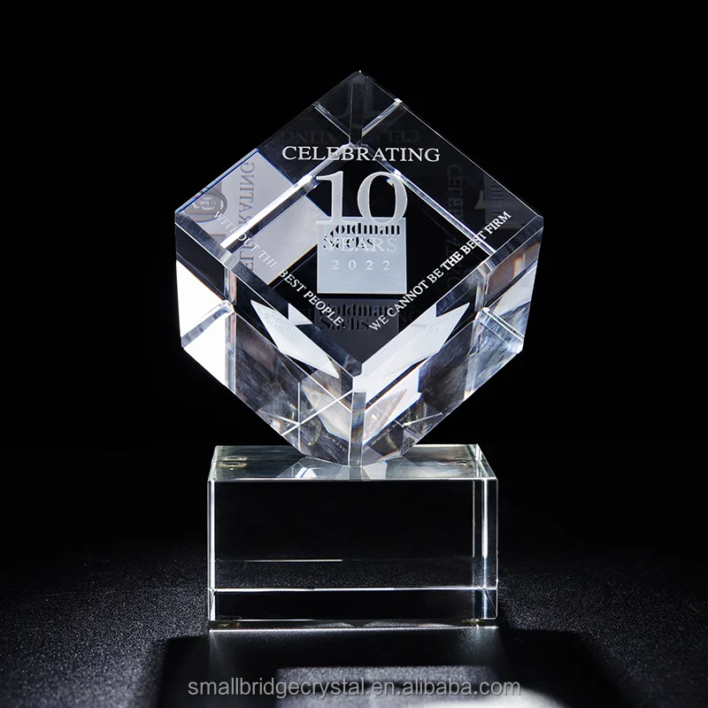 Custom K9 Crystal Cube Trophy Luxury Office Desk Gift Laser Engraved Logo 10th/20th Company Souvenir Decor Carved Sports Pyramid factory