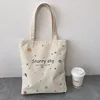 Bolso beige estrellado de gran tamaño.