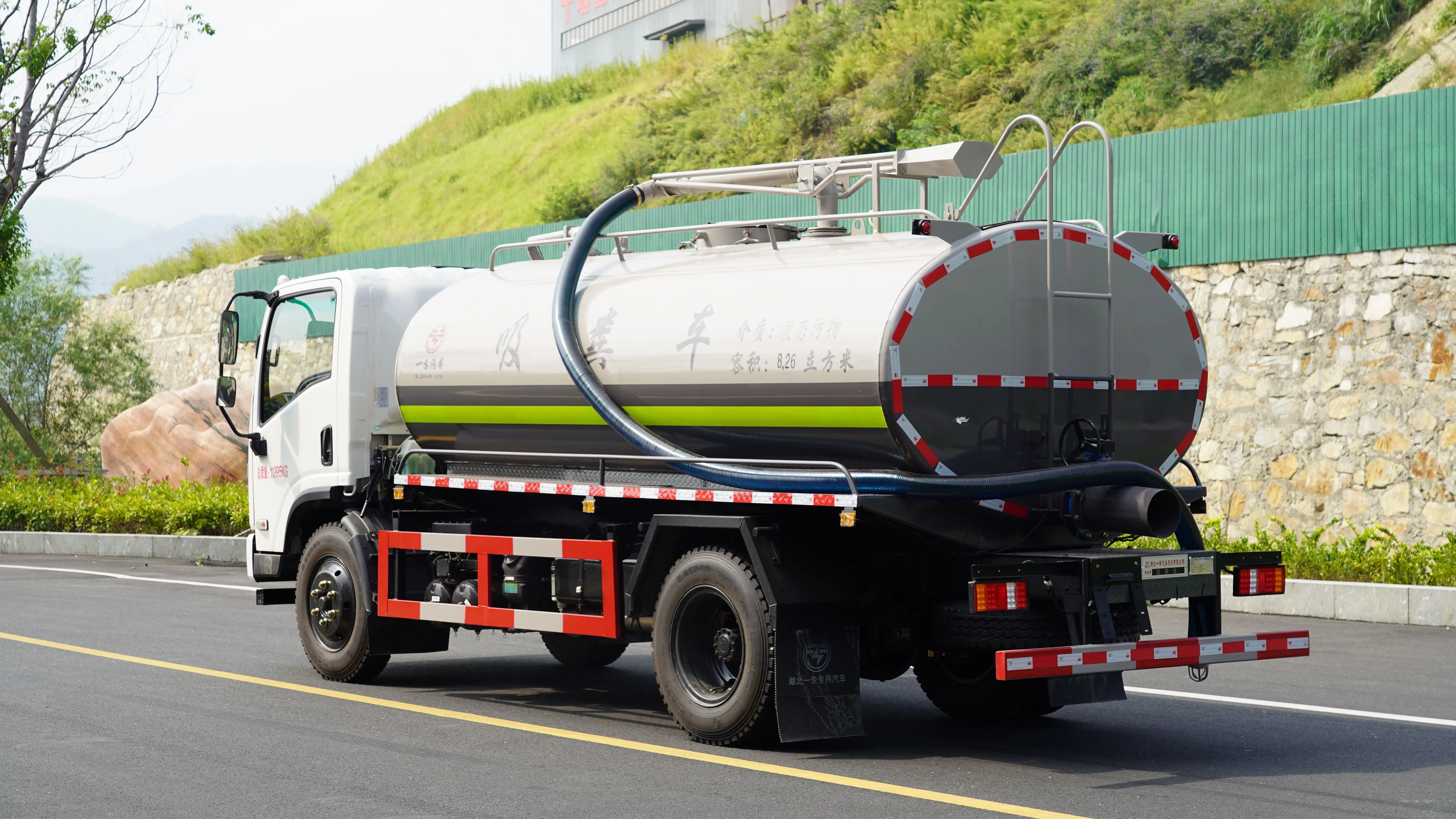 Factory Direct Sales Can Customize the Configuration of Suction Trucks and Sewage Collection Trucks