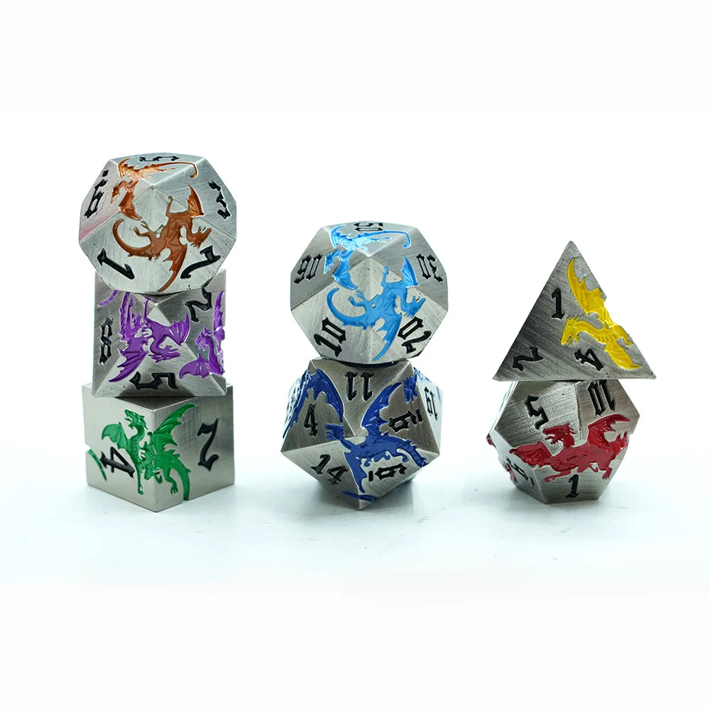 Fargesterk regnbue-dragon 7-deler sinkilegeringspolyeder metallterningsett 16 mm kvadratisk form med egendesignet logo til DND-brætspil