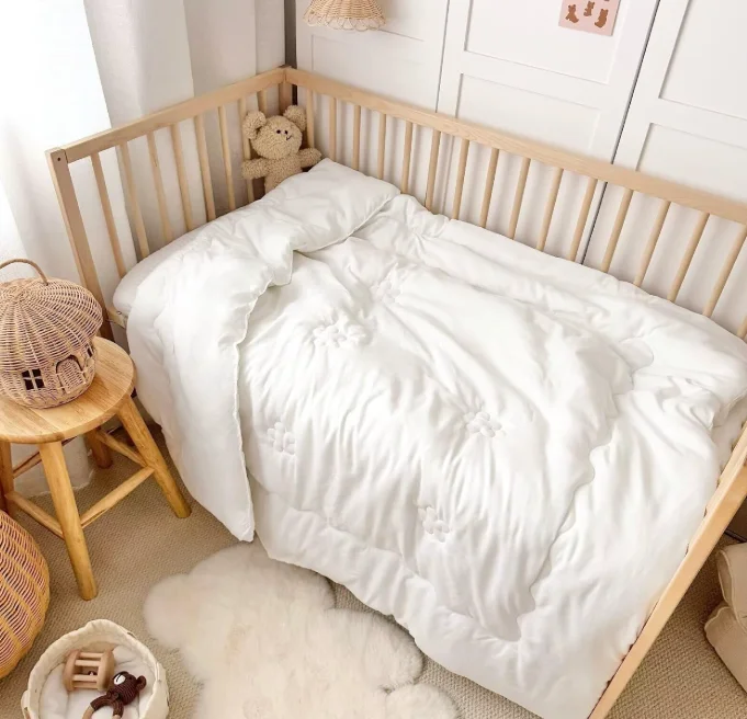 Lightweight 100% Cotton Fabric Down Alternative Filling White Baby Quilt