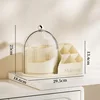 Compartimentos cremosos transparentes con rayas blancas.