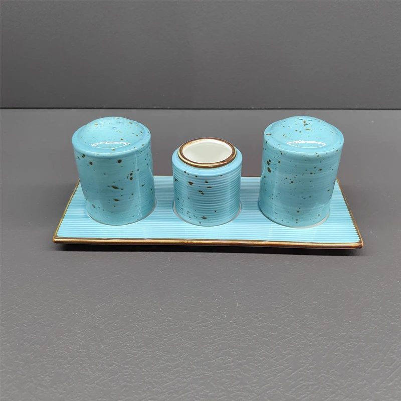 Salière Et Poivrière En Porcelaine Verte Et Or - Vintage