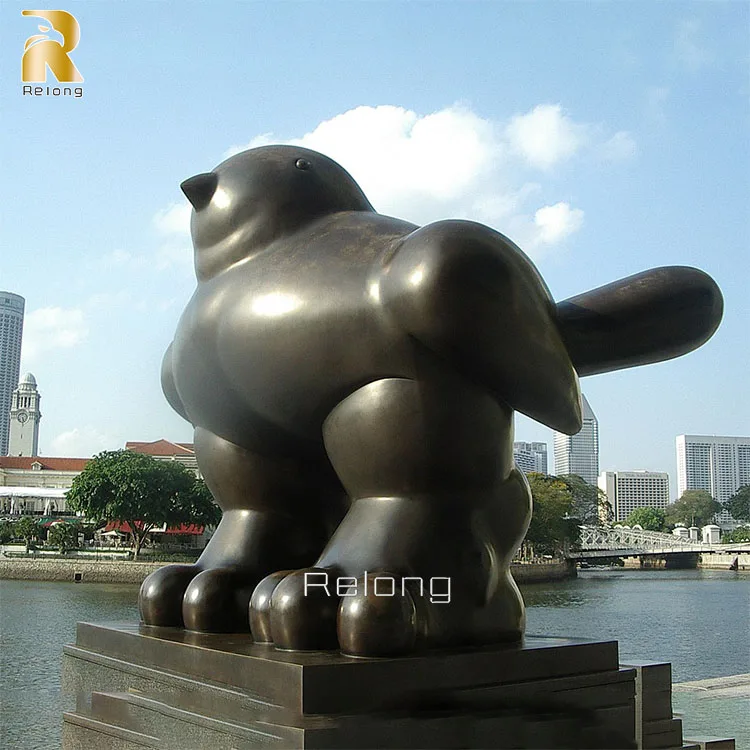 屋外の有名な金属製アート像、ブロンズ製のフェルナンド・ボテロ作