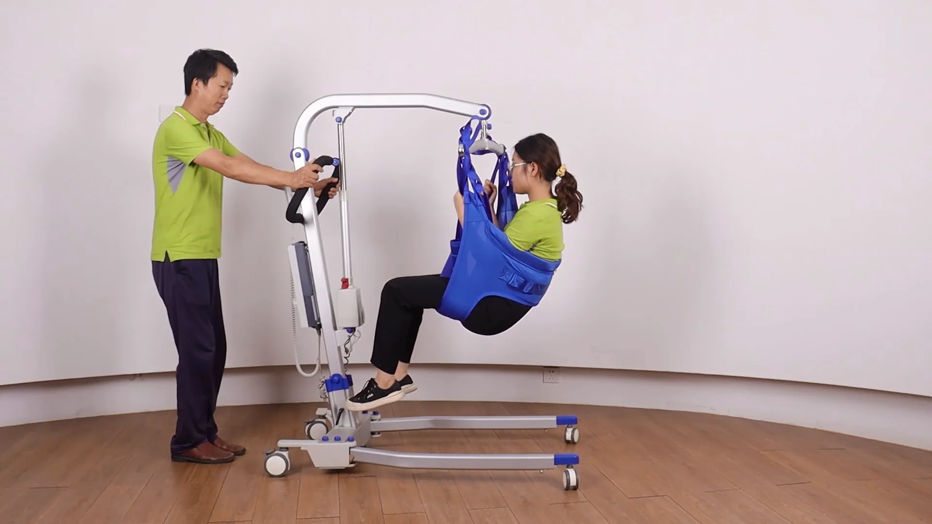 Battery Powered Patient Lifter Aluminum Patient Lifting Cranes Foldable Electric Handicap