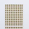 Base amarilla con ojos negros.
