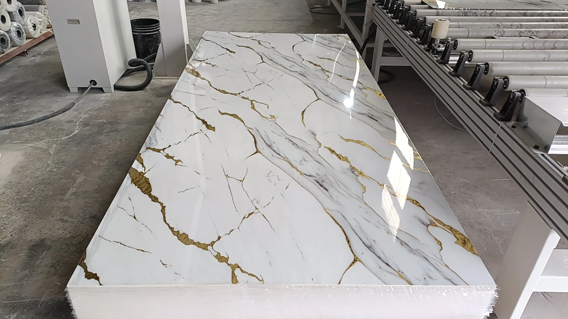 2024 Modern Style Gilt 4*8 UV Board White With Gold Marble Sheet Wall Panel for Home Background Wall Decoration