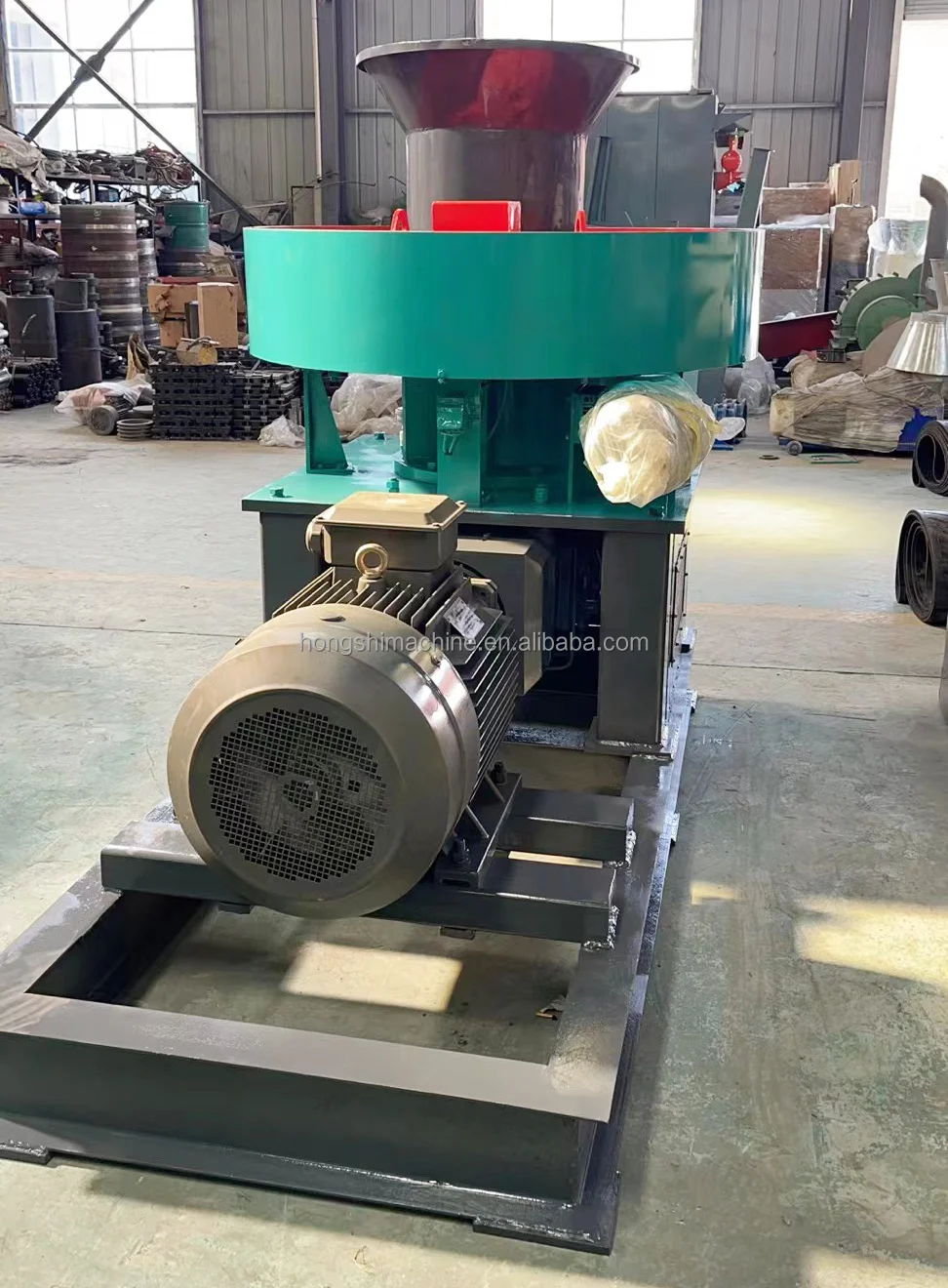 Автоматическая машина для брикетирования корма животных люцерны