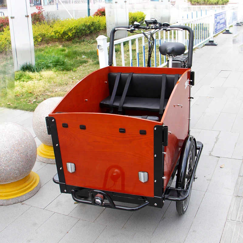 人気のオランダ製カーゴバイク、3輪電動トライク「バクフィーツ」、2人