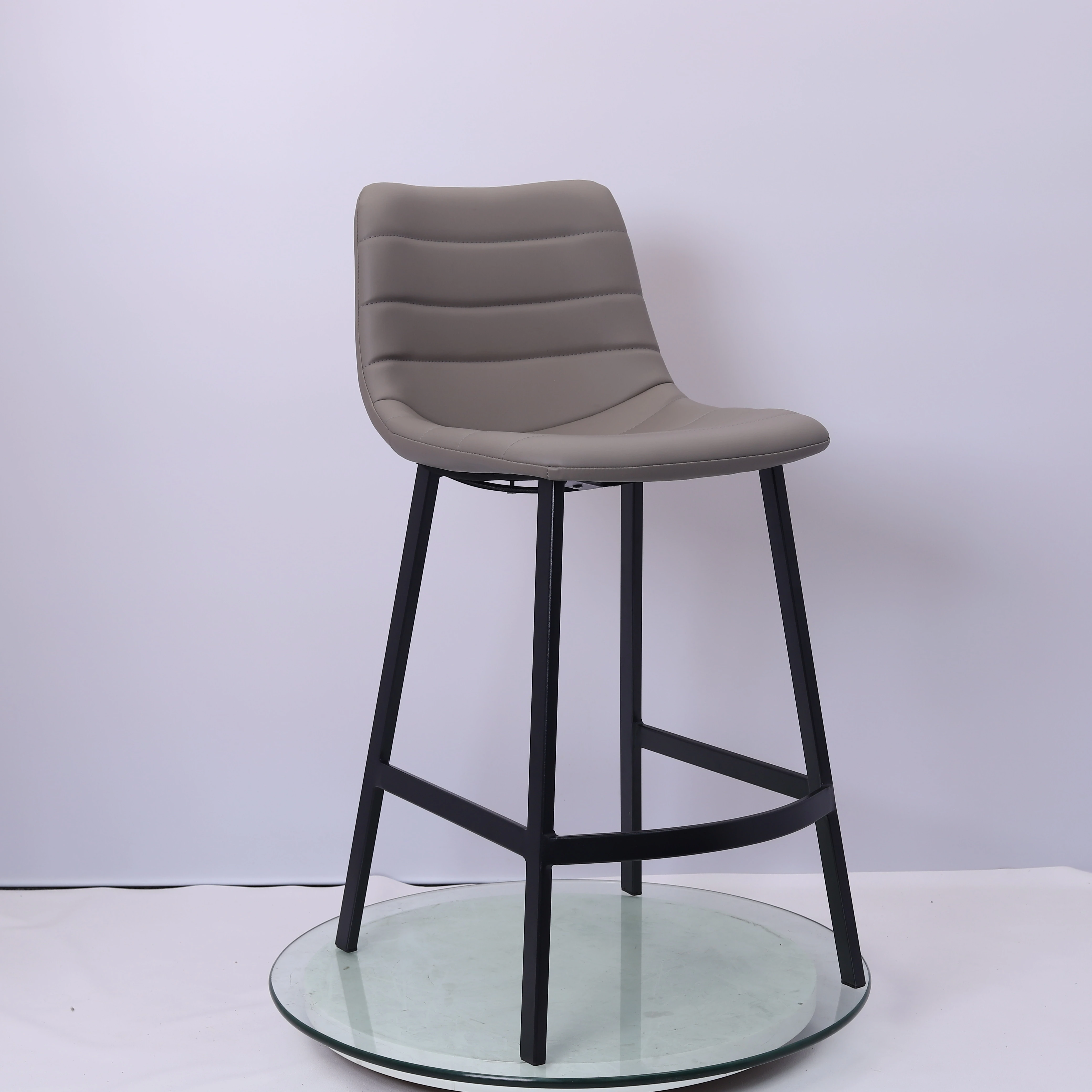 Высокая спинка и черное покрытие базовый барный стул