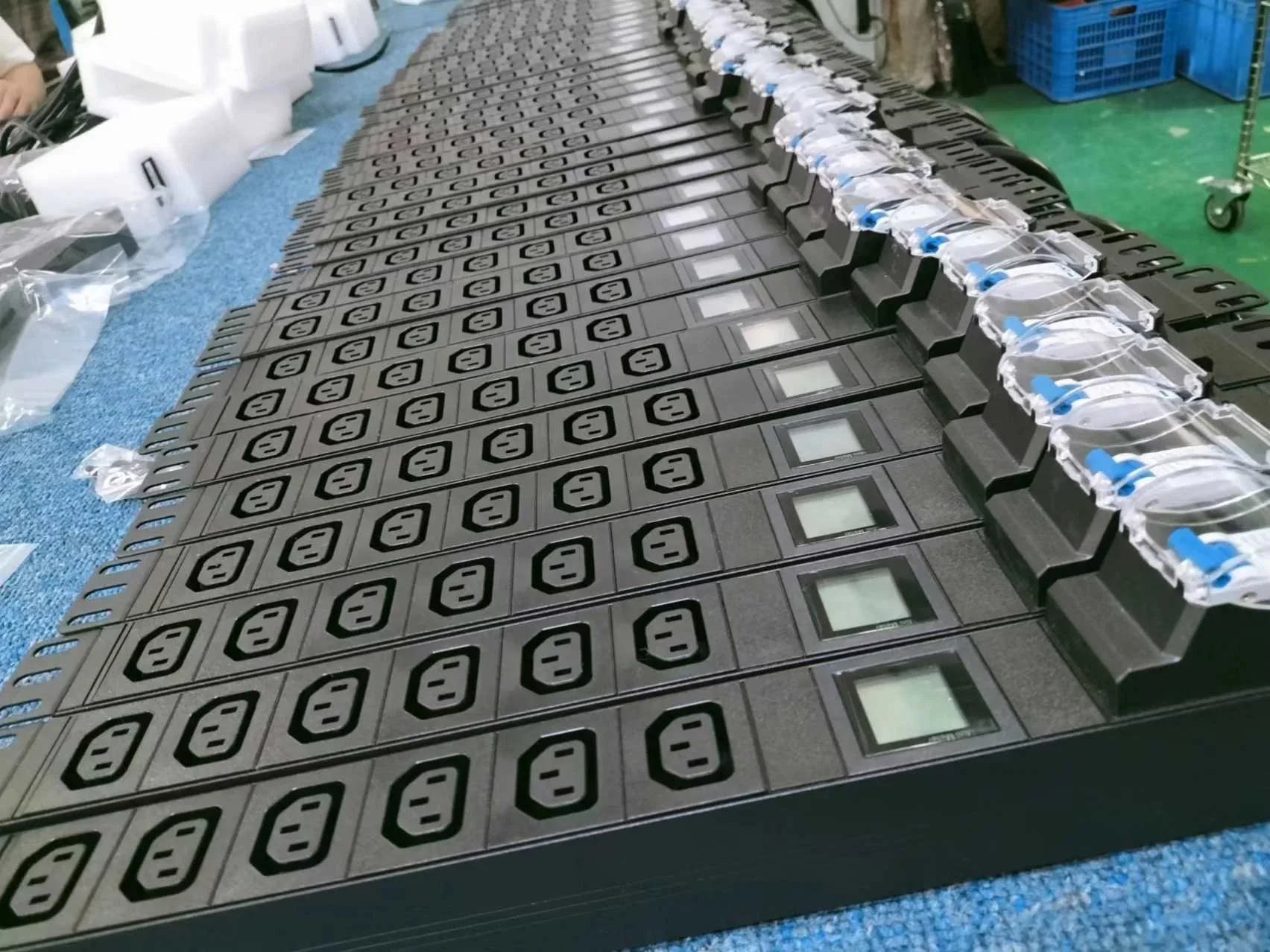 Gelongtu 6 Outlets (C13+C19) Metered PDU and One Circuit Breaker Switch ...