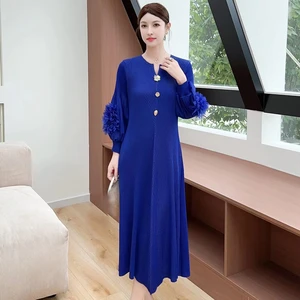 The Popular Long-to-medium Length Women's Pleated Dress with Large Elasticated Balloon Sleeves and Casual Style