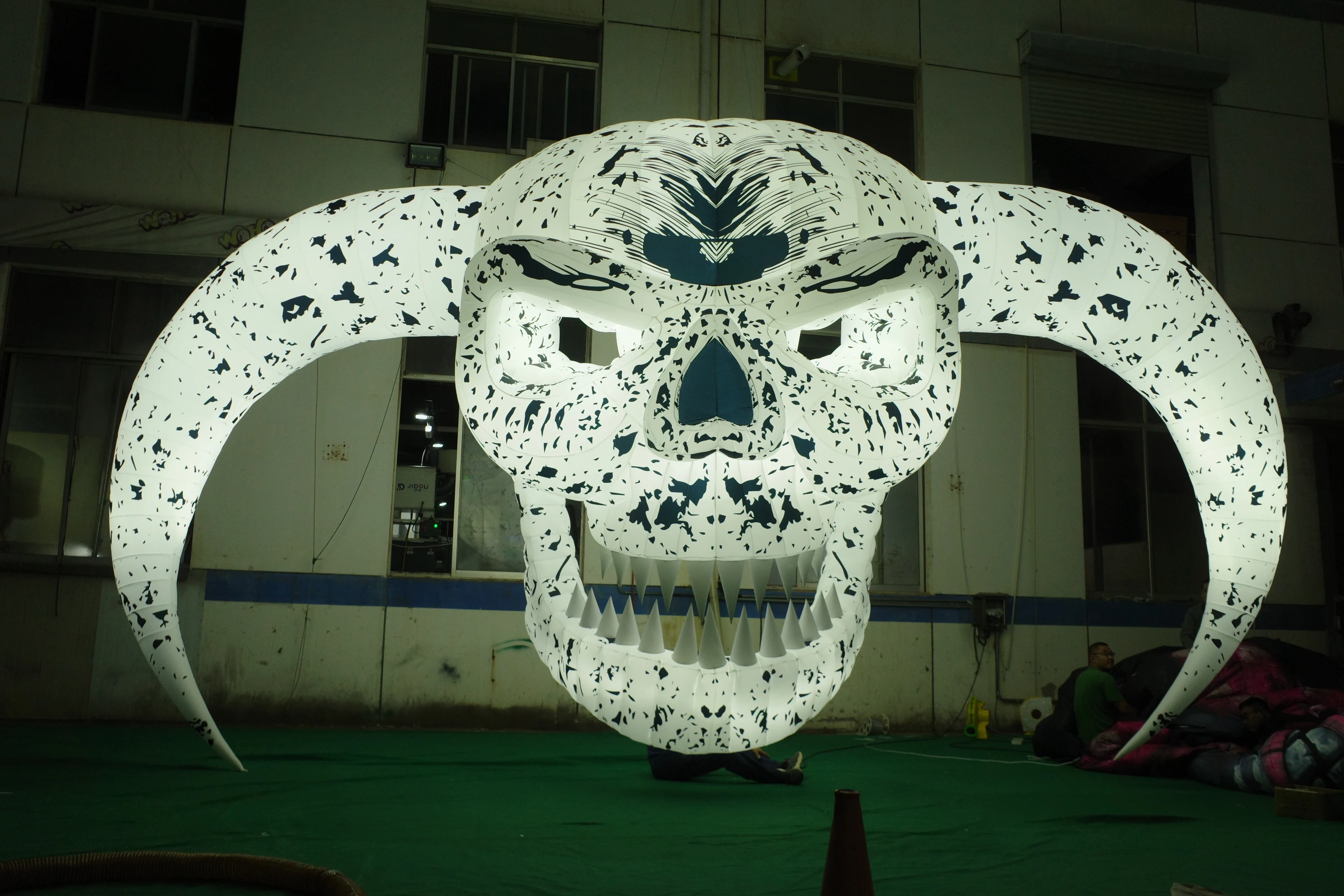 Giant Illuminated Inflatable Horned Skull Arch for Halloween, Durable LED Advertising Inflatable