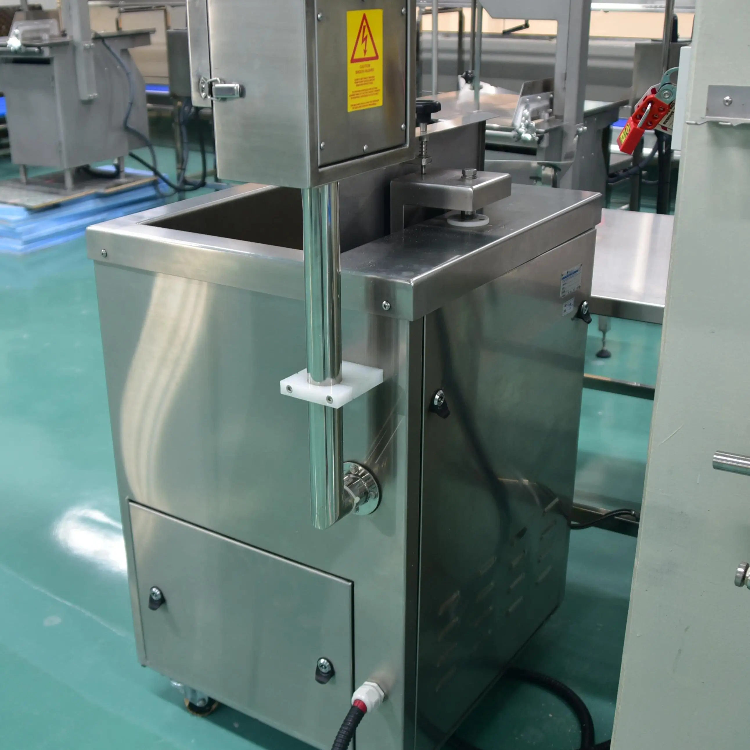 Intelligent heat shrink packaging machine controlled by PLC for industrial production lines
