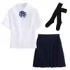 Ensemble femme manches courtes + nœud papillon, chaussettes hautes noires, jupe.