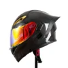 MP01, motivo in puro carbonio con dettagli rossi.