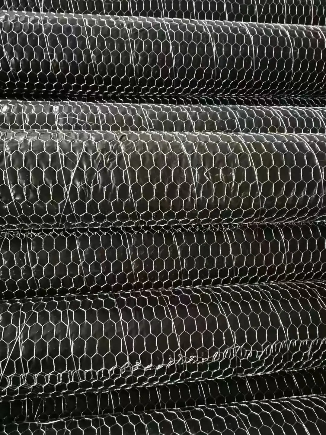 Galvanized chain link wire mesh fence