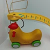 Voiture jouet jaune