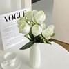 Un bouquet de tulipes blanc crème