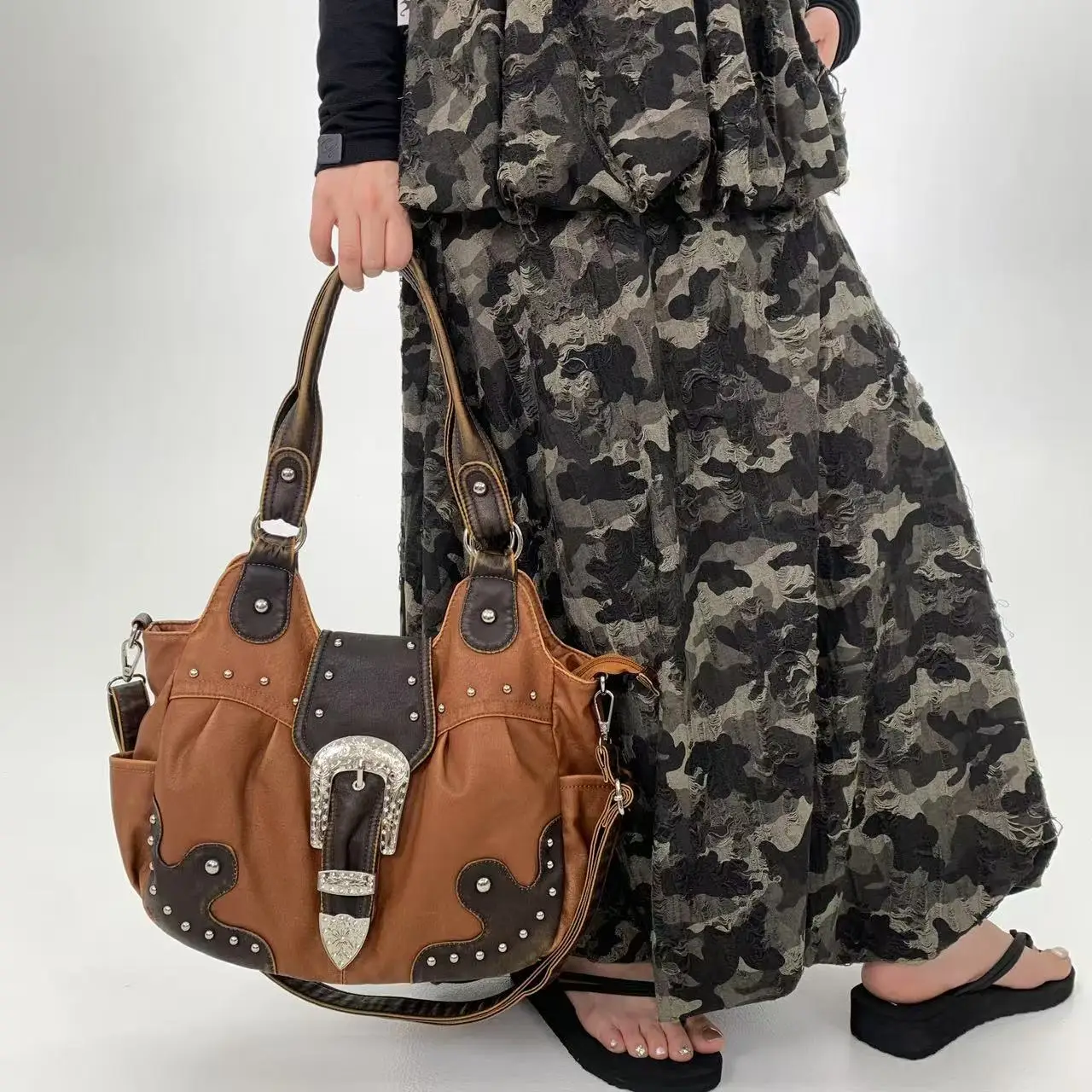 Ladies' Fashion Y2K Millennium Spicy Girl Shoulder Bag Large Capacity Retro Rivet Machine Handbag